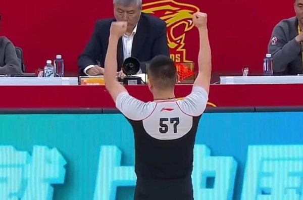 星空体育 这都不吹？山西全队气晕：迪亚洛肘击开道裁判装瞎，郑永刚末节布置了个啥？